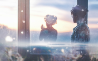 personne-fenetre-reflet-paysage-lumineux