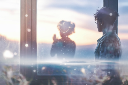 personne-fenetre-reflet-paysage-lumineux