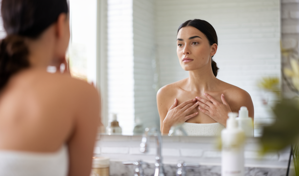 femme-salle-bain-miroir-peau