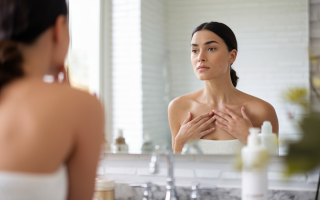 femme-salle-bain-miroir-peau