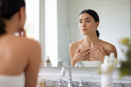 femme-salle-bain-miroir-peau