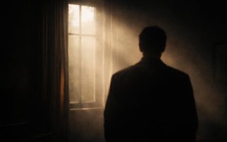 silhouette-floue-piece-sombre-fenetre