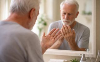 senior-dos-miroir-salle-bain