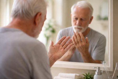 senior-dos-miroir-salle-bain