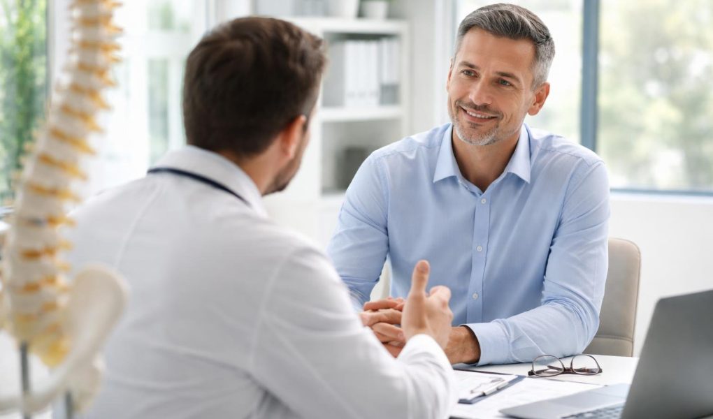 medecin-patient-bureau-maquette-colonne-vertebrale