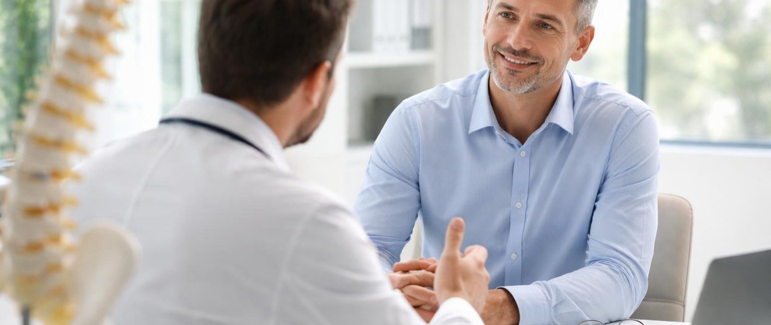 medecin-patient-bureau-maquette-colonne-vertebrale