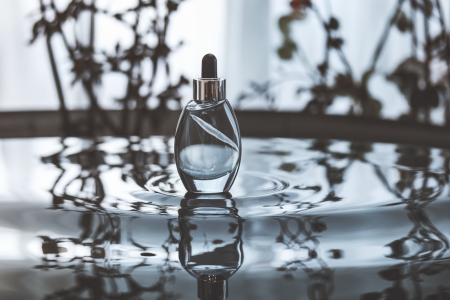 flacon-cosmetique-surface-reflechissante-plantes